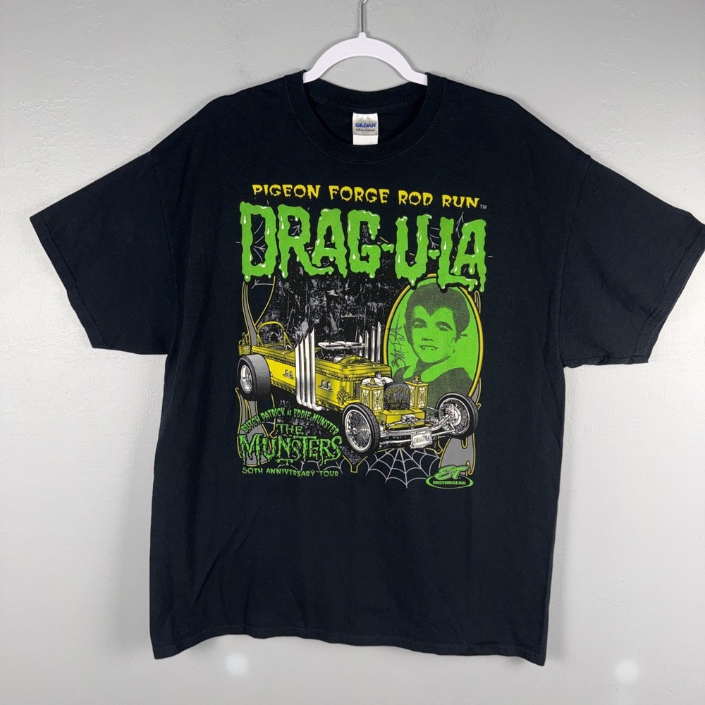 The Munsters' Drag-U-La hot rod and Eddie Munster T-Shirt Men's XL Black